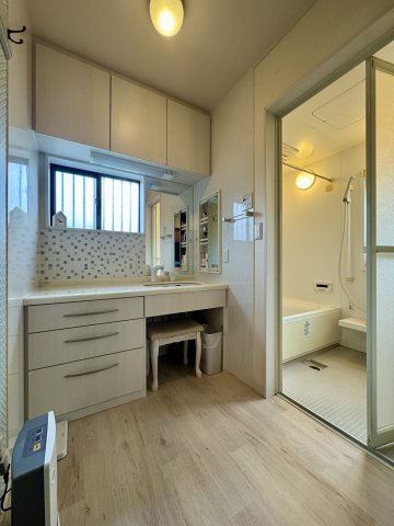 浜名区引佐町井伊谷　中古戸建ての独立洗面台|洗面室も広々！お子様と一緒に入っても圧迫感を感じません！