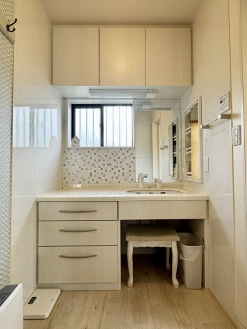 浜名区引佐町井伊谷　中古戸建ての独立洗面台|収納が多いので洗面所をスッキリとお使いいただけます♪