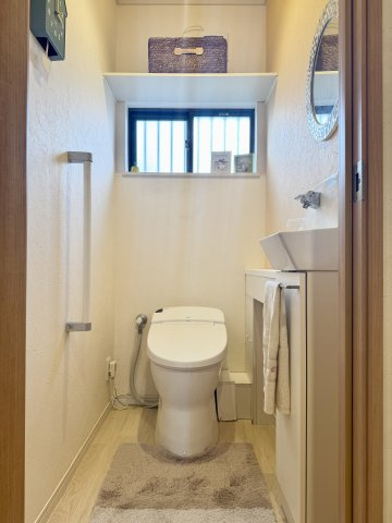 浜名区引佐町井伊谷　中古戸建てのトイレ|トイレには備え付けの棚が付いています！