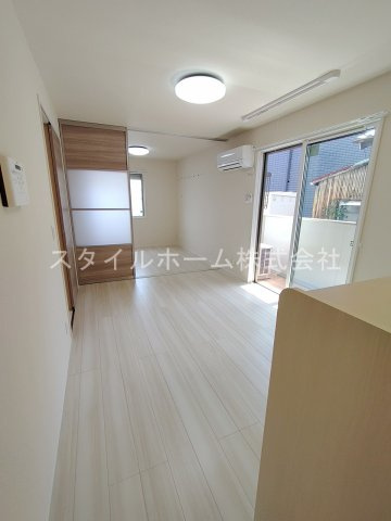 カーサ・ソラーレの居間・リビング|別部屋写真です。