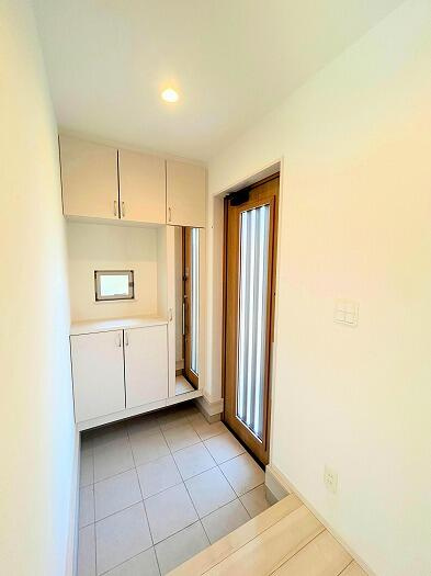 船橋市習志野台８丁目１－２５－７の玄関|収納豊富な靴箱付き玄関