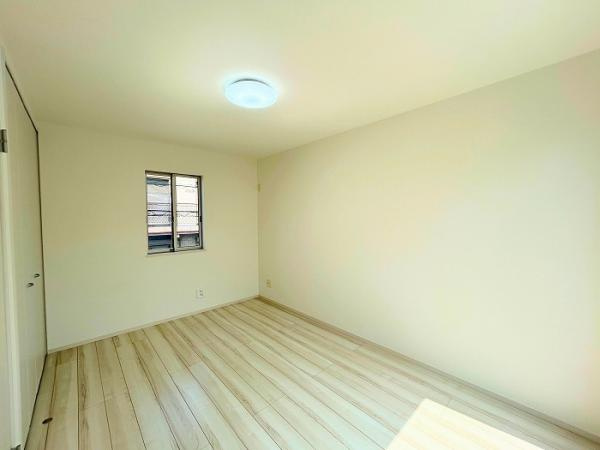 船橋市習志野台８丁目１－２５－７の洋室|2階東側洋室約6.7帖別角度から