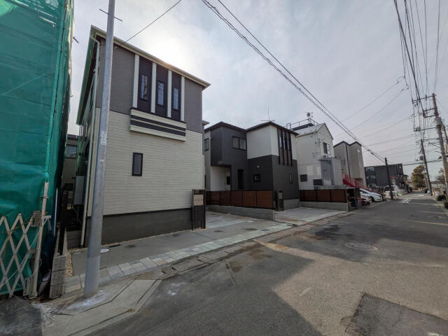 ブルーミングガーデン　松戸市上本郷２棟／１期１号棟の前面道路含む現地写真|1、2号棟外観写真