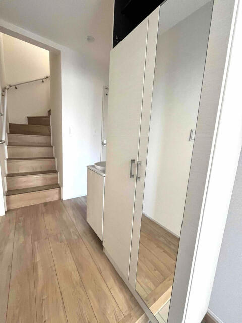 ブルーミングガーデン　船橋市藤原８丁目１棟／１期１号棟の玄関|玄関収納ミラー付き