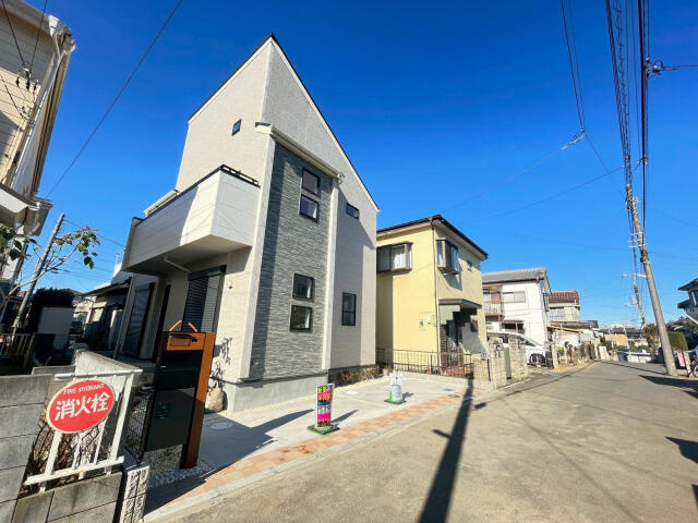 ブルーミングガーデン　船橋市藤原８丁目１棟／１期１号棟の前面道路含む現地写真|外観
