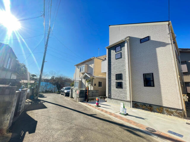 ブルーミングガーデン　船橋市藤原８丁目１棟／１期１号棟の前面道路含む現地写真|外観