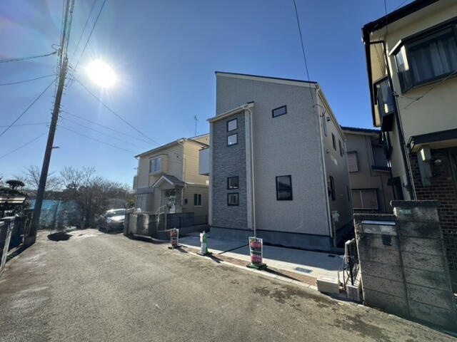 ブルーミングガーデン　船橋市藤原８丁目１棟／１期１号棟の前面道路含む現地写真|外観