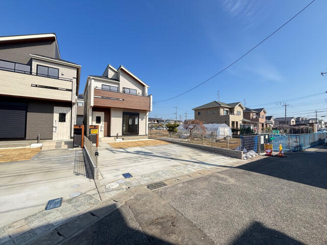 ブルーミングガーデン　鎌ケ谷市北中沢３丁目２棟／１期２号棟の前面道路含む現地写真|外観写真