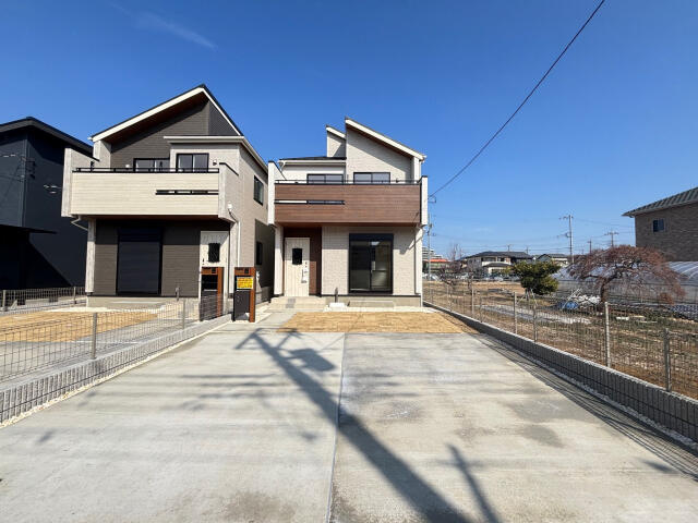 ブルーミングガーデン　鎌ケ谷市北中沢３丁目２棟／１期２号棟の前面道路含む現地写真|外観写真