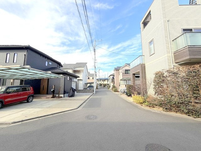 福生市熊川　中古戸建の前面道路含む現地写真