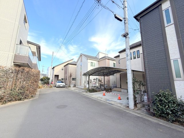 福生市熊川　中古戸建の前面道路含む現地写真