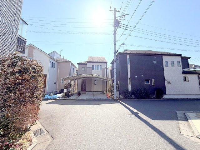 福生市熊川　中古戸建の前面道路含む現地写真