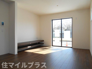 【居間・リビング】 | 郡山市町東2丁目新築一戸建て3棟 | こちらのリビングで趣味の時間をお楽しみください