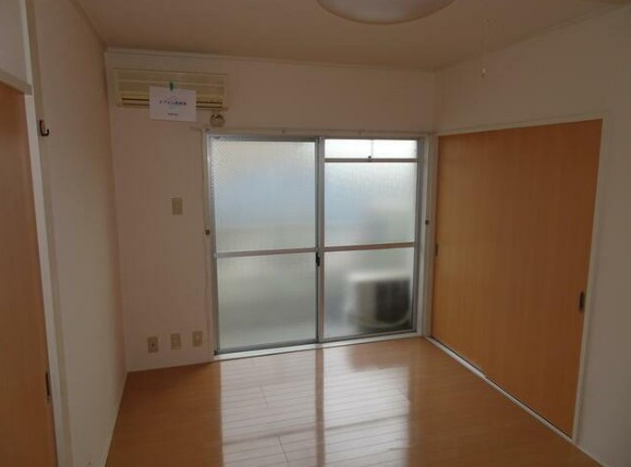 ペリエ中野の居間・リビング