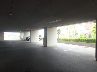 【駐車場】 | ウエストヒルズⅠ・Ⅱ | 屋内駐車場です