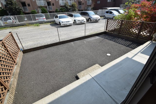 ヴィラ・ルミエールのバルコニー|１Ｆは明るいテラスです。