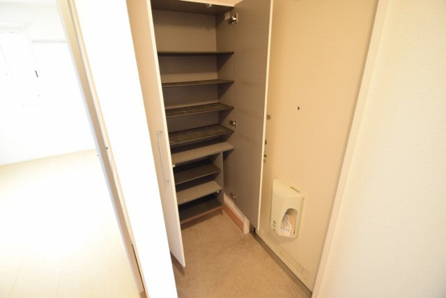 ヴィラ・ルミエールの玄関|大容量シューズボックス