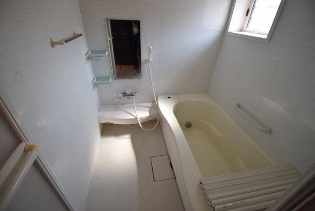 ヴィラ・ルミエールの浴室|窓のある綺麗なお風呂です。