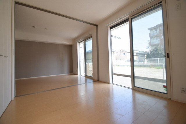 ヴィラ・ルミエールの居間・リビング|リビング横５．３帖洋室