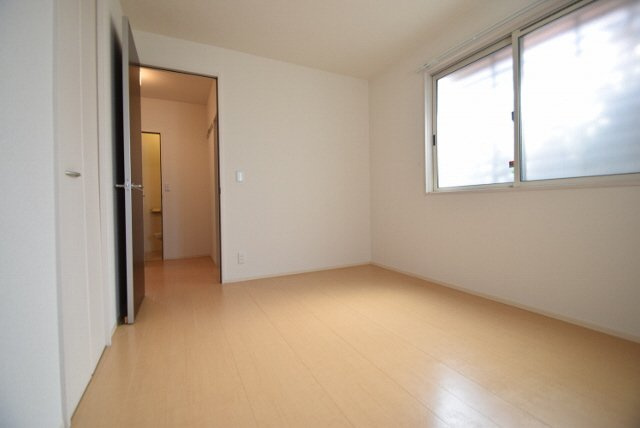 ヴィラ・ルミエール|玄関側６帖洋室