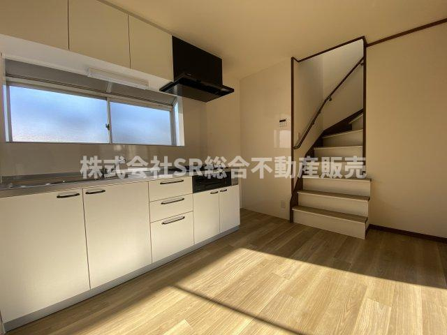 吉田3丁目中古戸建のキッチン|ご家族と毎日顔を合わせられる造りです♪