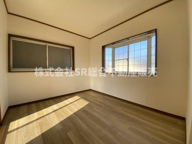吉田3丁目中古戸建の寝室|2面採光の明るいお部屋です！寝室にいかがでしょうか。