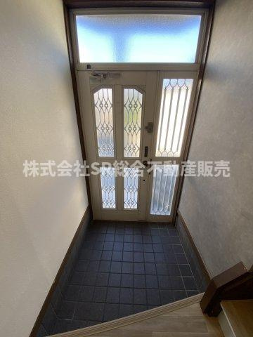 吉田3丁目中古戸建の玄関|採光の入る明るい玄関です