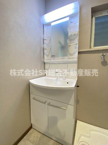 吉田3丁目中古戸建の独立洗面台|独立洗面台、小物を置くことができて便利です