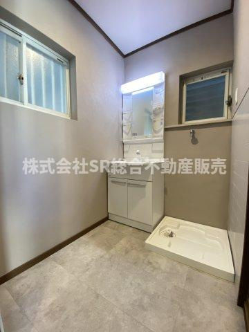 吉田3丁目中古戸建の脱衣所|明るくて清潔感のある脱衣場です！独立洗面台新調されました。