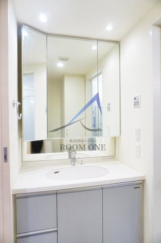 ライオンズプラザ西台駅前の洗面所|独立洗面台です。