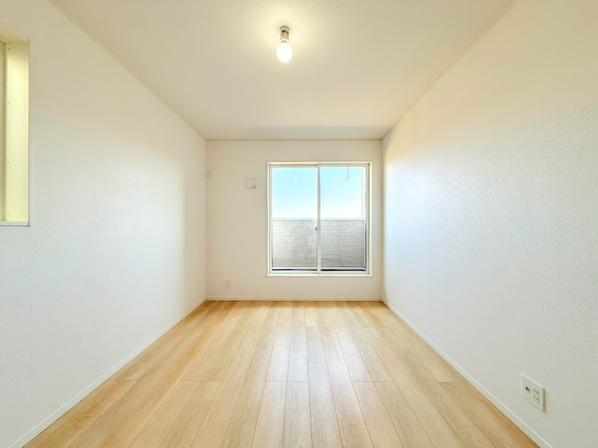 港南区野庭町　新築戸建て　第１の洋室|◆柔らかい陽光が差し込む明るいお部屋を演出する設計。彩光の取れる窓が気持ちの良いお部屋を創り上げます。
