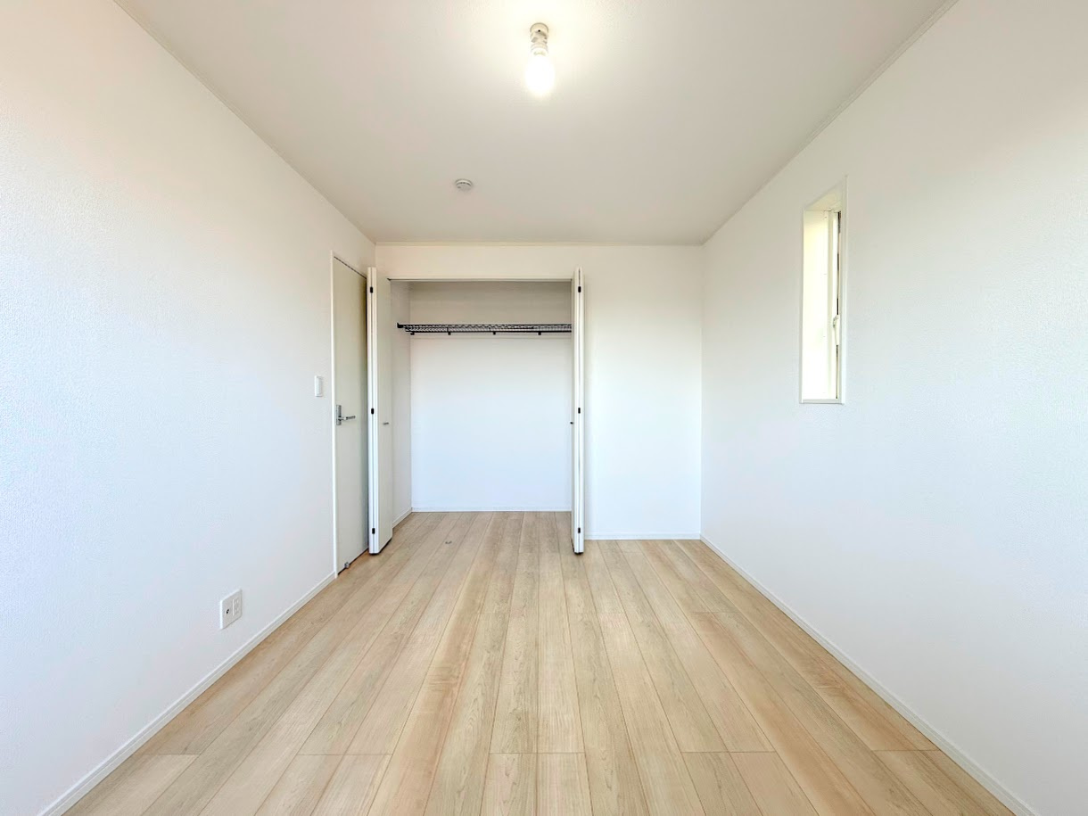 港南区野庭町　新築戸建て　第１の洋室|◆室内はいつも明るい印象なので気持ちの良い朝を迎えられます。各部屋にはクローゼットを完備しており、収納が多いお家はすっきりして快適空間です。
