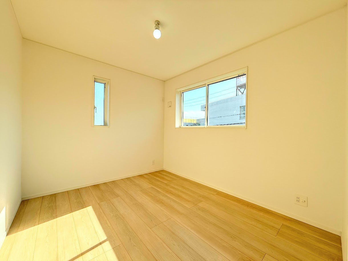 港南区野庭町　新築戸建て　第１の洋室|◆子どものスタディ空間として、あるいは書斎やホビールームとして生活スタイルに合わせて使えるプライベートルーム。居心地のいい落ち着いたインテリアが似合います。
