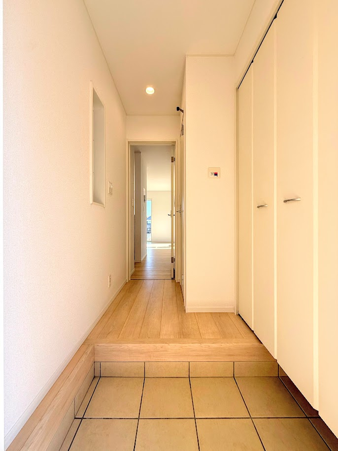 港南区野庭町　新築戸建て　第１の玄関|◆明るい玄関です！散らかりやすい玄関もスッキリする大容量のシューズボックス付き。
