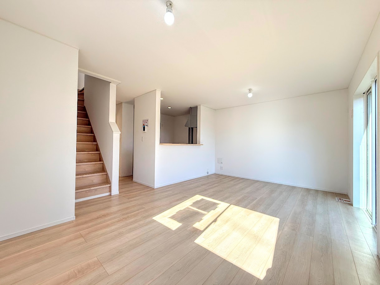 港南区野庭町　新築戸建て　第１の居間・リビング|◆ご家族の会話がはずむ、開放的なＬＤＫです。休日はお陽さまの光をたっぷりととりこめるぽかぽかリビングで過ごしませんか？
