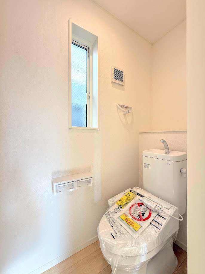 港南区野庭町　新築戸建て　第１のトイレ|◆清潔感のある白を基調とした落ち着ける空間。小窓をもうけていますので、こもりやすい空気の入れ替えも簡単に行えますね！
