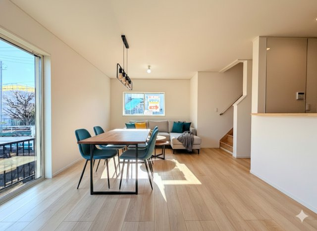 港南区野庭町　新築戸建て　第１の居間・リビング|◆一家だんらんのスペースとなるＬＤＫ。窓から明るい光が差し込み、思わず家族の会話も弾む快適な空間。(家具はイメージです)
