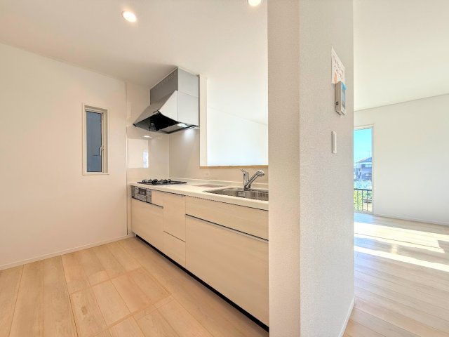 港南区野庭町　新築戸建て　第１のキッチン|◆キッチンからダイニングやリビングが見渡せるキッチン。料理をしながら家族とコミュニケーションをとれるだけでなく、大きな開放感も得られることができます。
