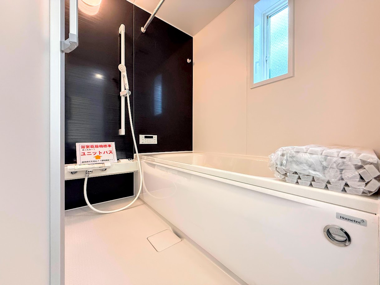 港南区野庭町　新築戸建て　第１の浴室|◆お子様と一緒にバスタイムを楽しめる広々空間。浴室乾燥機付で心地よいバスタイムを実現します。
