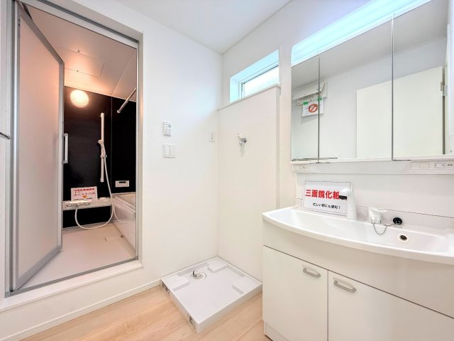 港南区野庭町　新築戸建て　第１の独立洗面台|◆毎日使う場所だから、機能的で使いやすさに配慮したパウダールーム。すっきりと使えるように収納も豊富にご用意しています。
