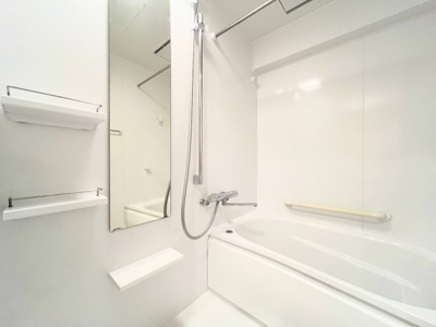 【浴室】 | バームハイツ日吉 | ◆モダンデザインの空間が気持ちよさを高めてくれるバスルーム。すっきりとした清潔感の中に都会的なセンスが感じられ、心身をリフレッシュできる寛ぎを深めてくれるスペースです。