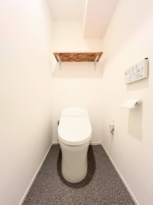 【トイレ】 | バームハイツ日吉 | ◆清潔感のある白を基調とした落ち着ける空間。小窓をもうけていますので、こもりやすい空気の入れ替えも簡単に行えますね！