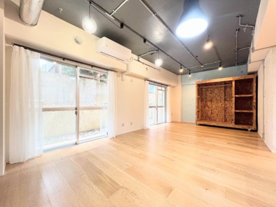 【居間・リビング】 | バームハイツ日吉 | ◆家族で食卓を囲むダイニングスペースと、ソファでゆったりくつろぐリビングスペースがしっかり区切られているので家具の配置や用途を使いわけしやすいです。