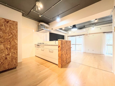 【キッチン】 | バームハイツ日吉 | ◆広々としたリビング・ダイニングは、シックでモダンな内装。落ち着いた雰囲気に包まれて、伸びやかな空間のなかで、ゆったりと家族団らんのひとときを過ごせます。