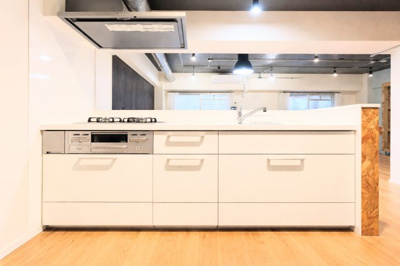 【キッチン】 | バームハイツ日吉 | ◆キッチンからダイニングやリビングが見渡せるキッチン。料理をしながら家族とコミュニケーションをとれるだけでなく、大きな開放感も得られることができます。