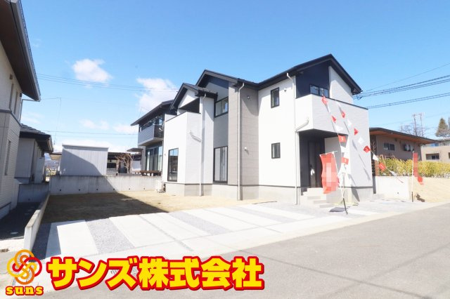 二本松市油井字大窪　　　  1号棟　　油井小学校、安達中学区　の外観|南東側から見た駐車場を含む外観♪
