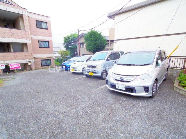 東村山市廻田町３丁目の賃貸マンションの駐車場