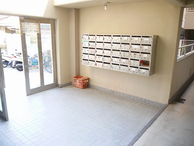 サンハイツ新大宮のエントランス