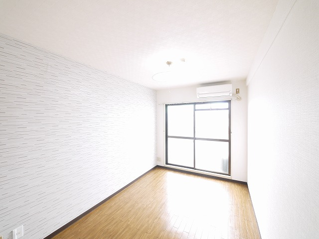 サンハイツ新大宮の居間・リビング