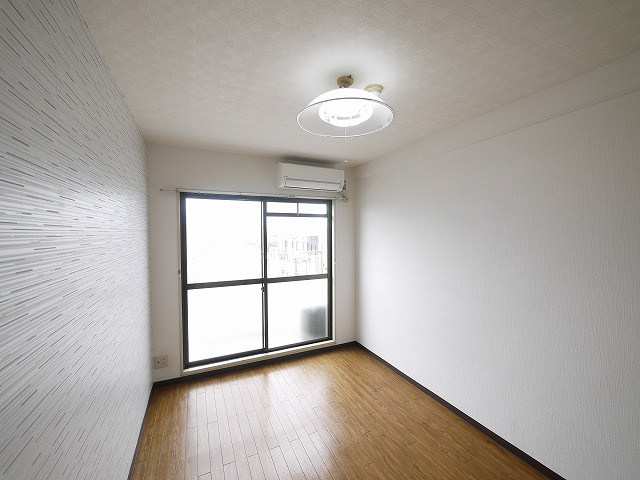 サンハイツ新大宮の居間・リビング